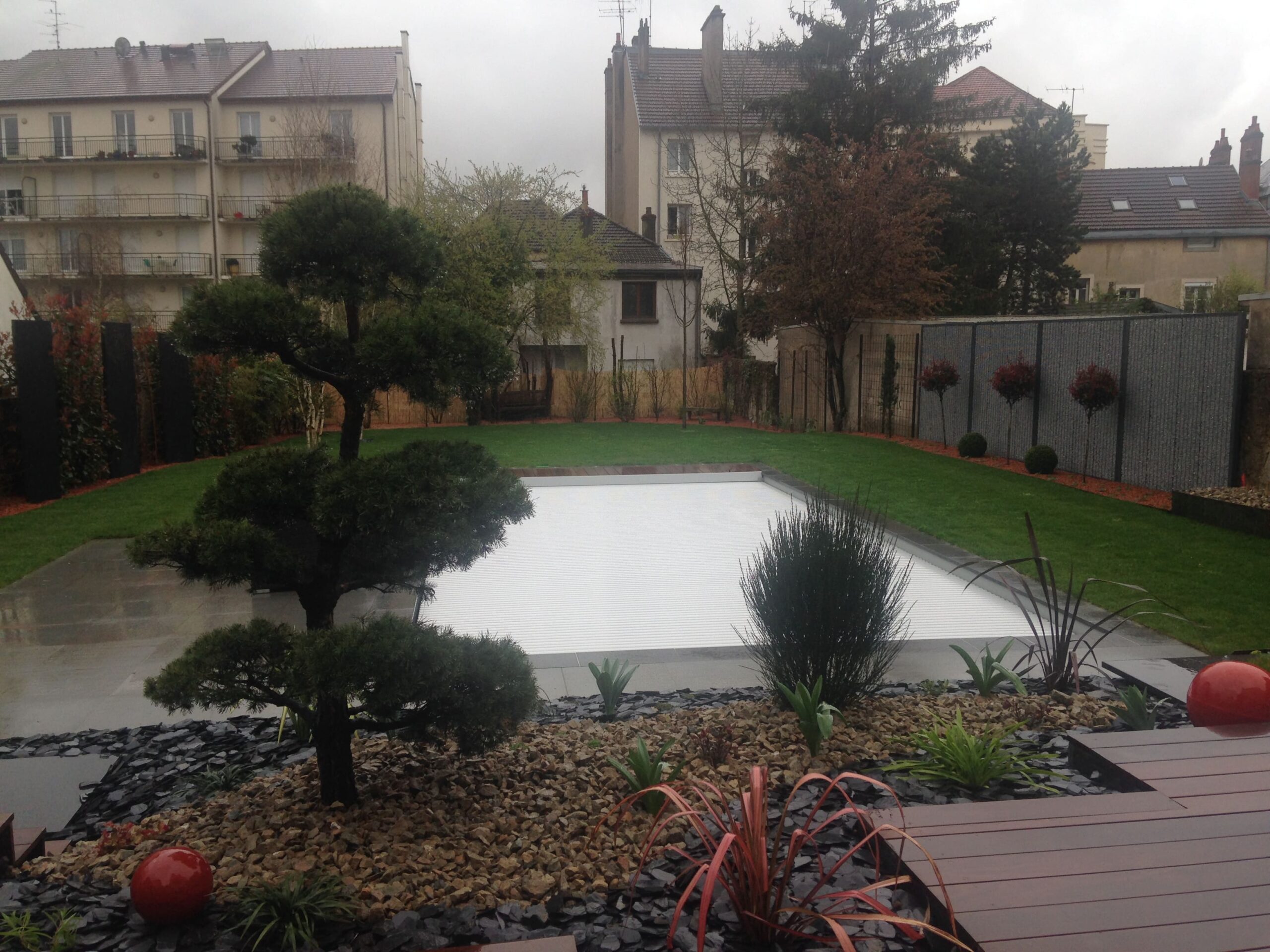 Jardin avec un trampoline (après rénovation)