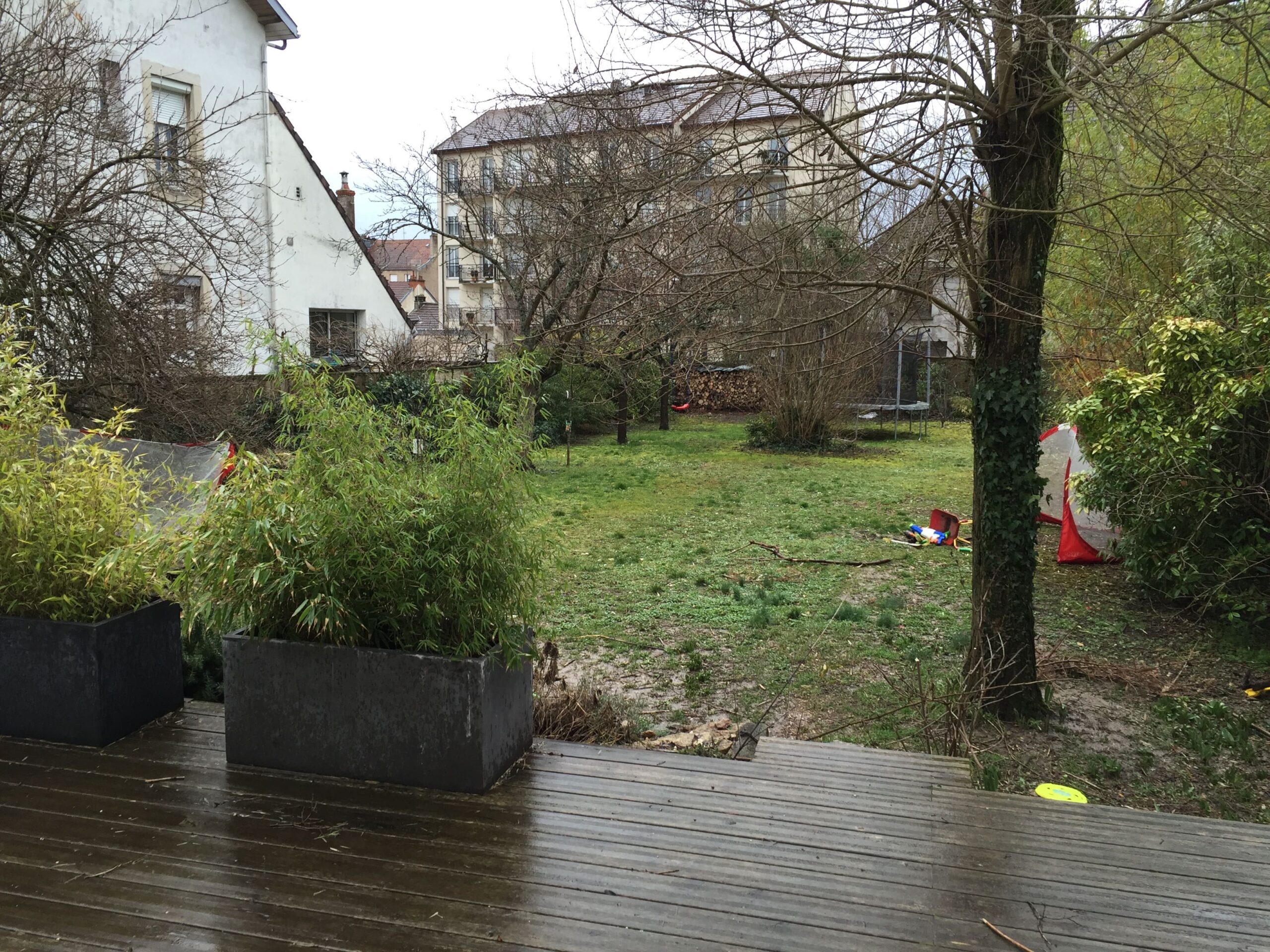 Jardin avec un trampoline (avant rénovation)