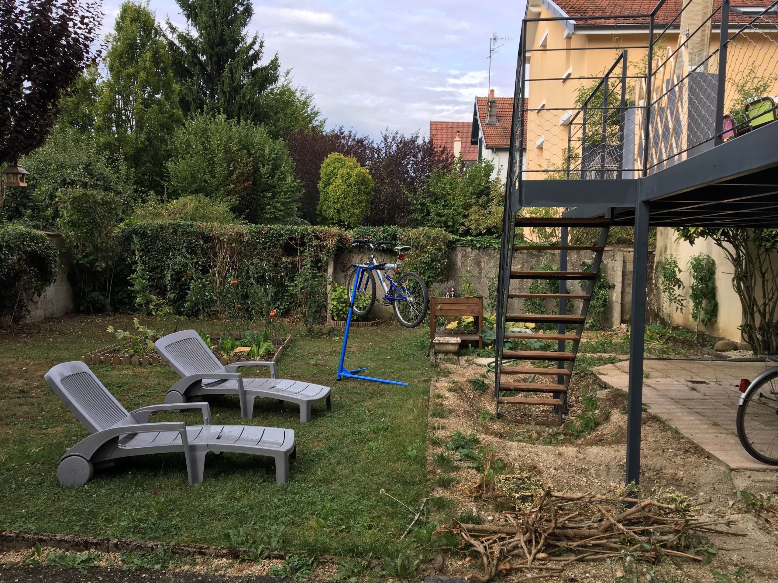 Jardin et escalier (avant)