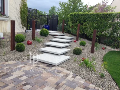 Décors & Paysages - Cote jardin - escalier pour monté sur terrasse