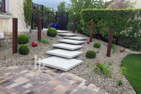 Décors & Paysages - Cote jardin - escalier pour monté sur terrasse